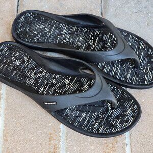 Woman's Tek Gear Flip Flops Black/White Rubber Sandals Size L 9/10